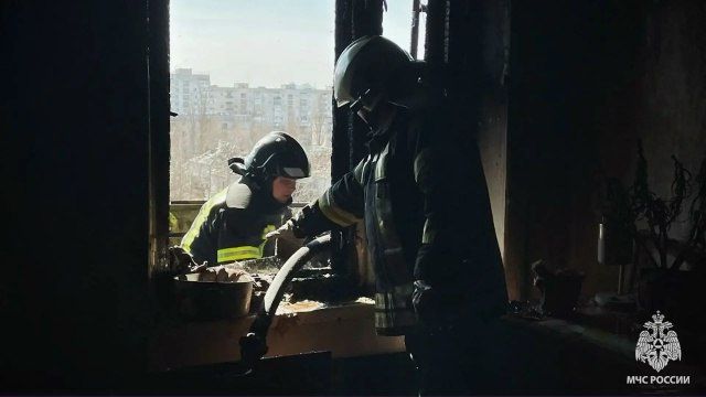 Спасатели МЧС России ликвидировали крупный пожар в многоэтажке города Рубежное Спасатели МЧС России ликвидировали крупный пожар в многоэтажке города Рубежное