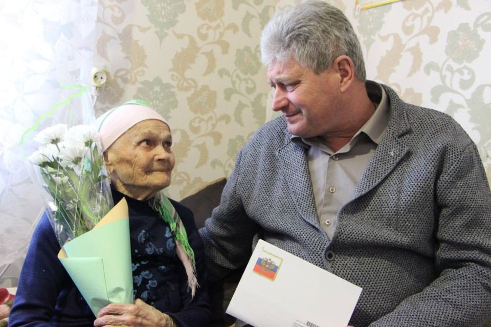 В Меловском муниципальном округе состоялось знаменательное событие, посвященное 95-летнему юбилею Передериевой Марии Александровны – жительницы, чей жизненный путь является символом целой эпохи В Меловском муниципальном округе состоялось знаменательное событие, посвященное 95-летнему юбилею Передериевой Марии Александровны – жительницы, чей жизненный путь является символом целой эпохи