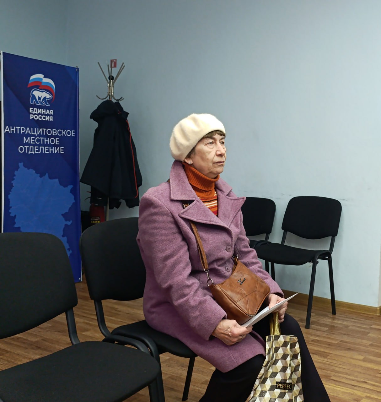 Глава Антрацитовского муниципального округа, Секретарь местного отделения партии «Единая Россия» Сергей Саенко провёл очередной еженедельный приём граждан Глава Антрацитовского муниципального округа, Секретарь местного отделения партии «Единая Россия» Сергей Саенко провёл очередной еженедельный приём граждан