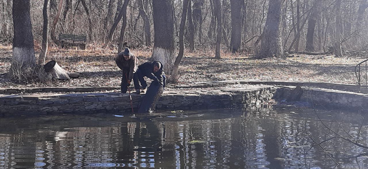 В парке культуры и отдыха им. Героев продолжается одна из самых трудоёмких работ - сбор листвы, сухих ветвей, мусора В парке культуры и отдыха им. Героев продолжается одна из самых трудоёмких работ - сбор листвы, сухих ветвей, мусора