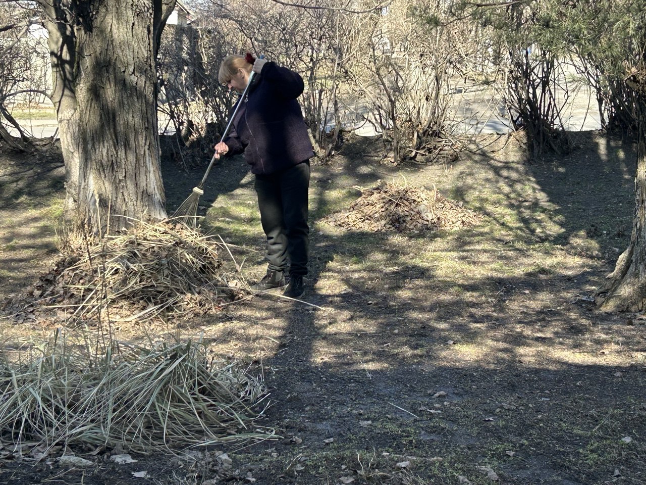 С установлением благоприятных погодных условий, сотрудниками отдела жизнеобеспечения г.Вахрушево, г.Миусинск, пгт.Хрустальное были проведены субботники на подведомственных территориях С установлением благоприятных погодных условий, сотрудниками отдела жизнеобеспечения г.Вахрушево, г.Миусинск, пгт.Хрустальное были проведены субботники на подведомственных территориях