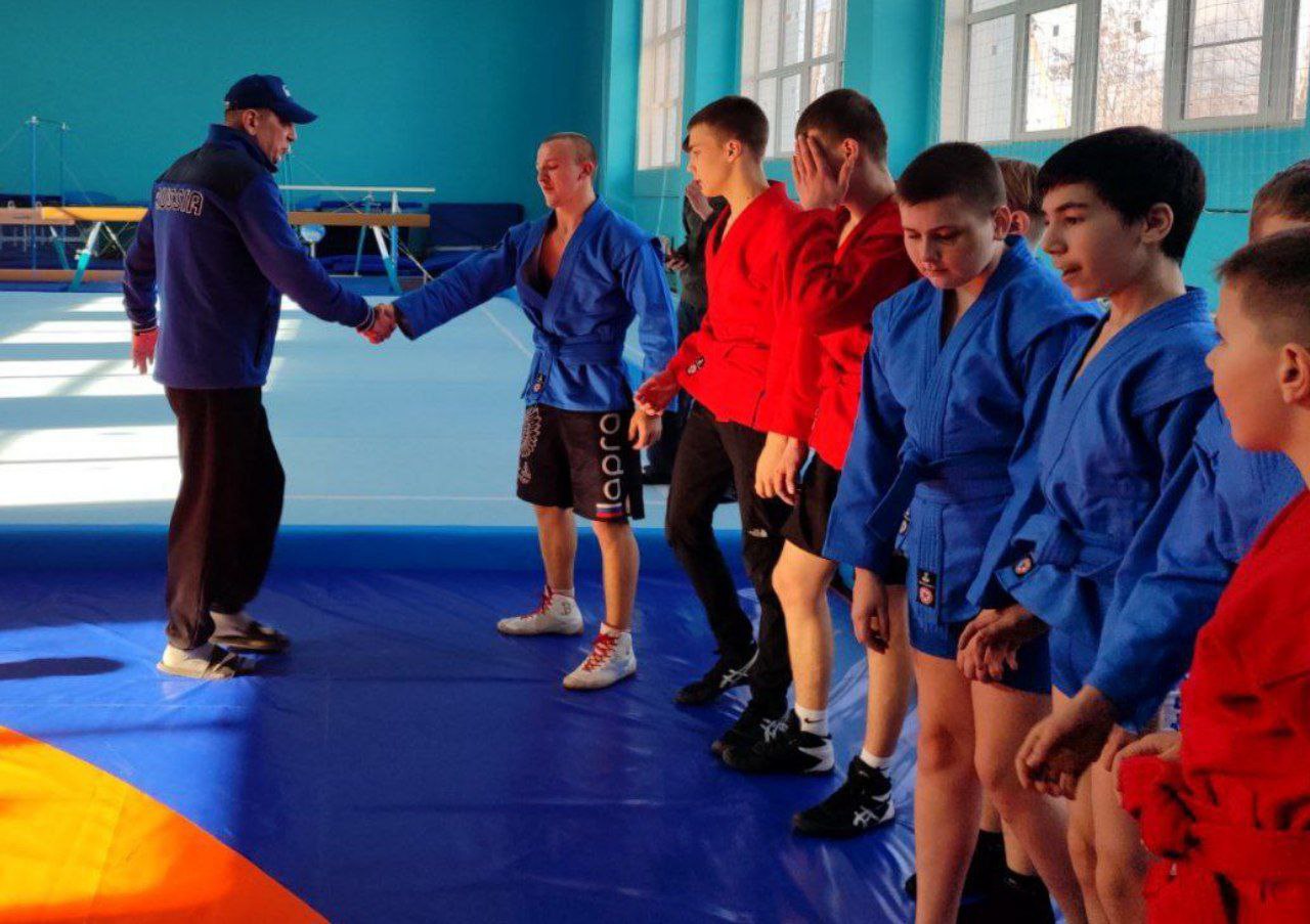 Открытая тренировка по самбо для молодежи — энергия, сила и спорт Открытая тренировка по самбо для молодежи — энергия, сила и спорт