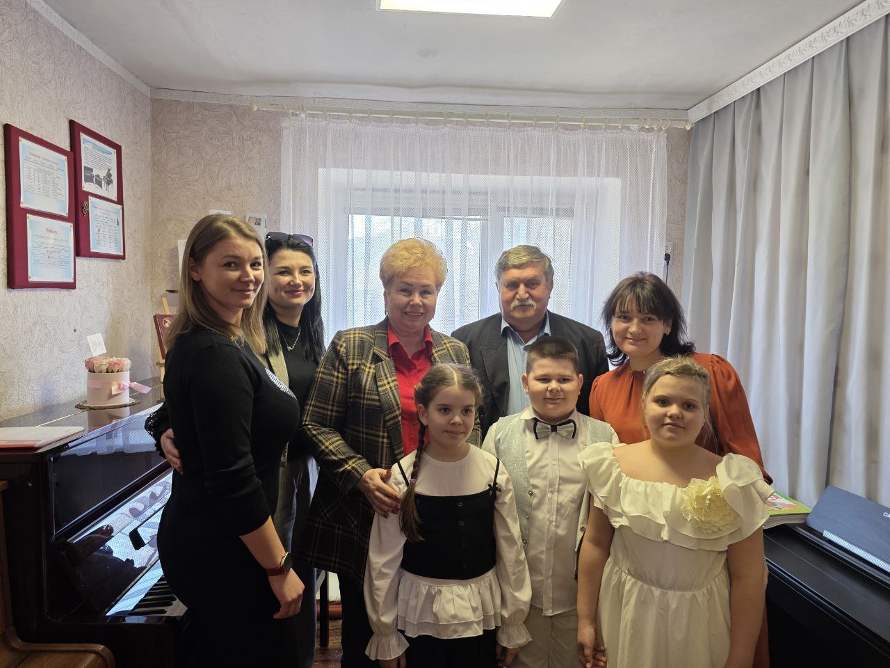 Ольга Бас: Завершая свою региональную неделю, я с радостью посетила Меловской центральный дом культуры и Беловодскую детскую школу искусств, где познакомилась с тремя земскими работниками культуры Ольга Бас: Завершая свою региональную неделю, я с радостью посетила Меловской центральный дом культуры и Беловодскую детскую школу искусств, где познакомилась с тремя земскими работниками культуры