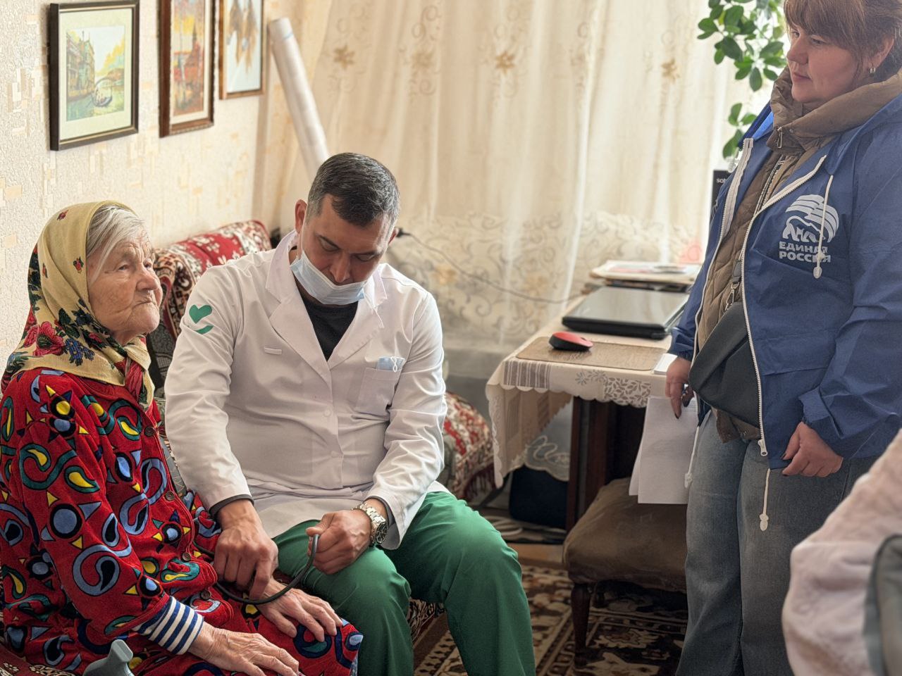 При поддержке Единой России пермские врачи проводят медосмотр ветеранов на дому При поддержке Единой России пермские врачи проводят медосмотр ветеранов на дому