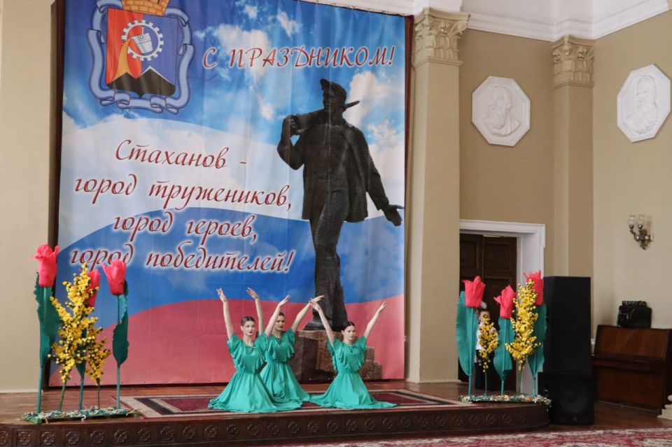 Наталия Жулинская: Сегодня в нашем городе особенный день — юбилей у человека, которого знают, любят и уважают сотни стахановчан Наталия Жулинская: Сегодня в нашем городе особенный день — юбилей у человека, которого знают, любят и уважают сотни стахановчан