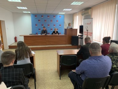 Альберт Зинченко: Сегодня совместно с председателем Совета Станично-Луганского МО Татьяной Пономаревой провели аппаратное совещание с руководителями структурных подразделений, учреждений и предприятий округа