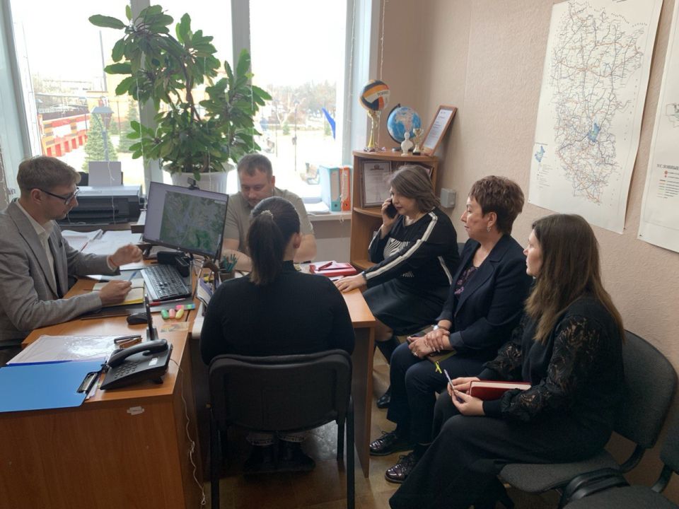 Альберт Зинченко: Сегодня совместно с председателем Совета Станично-Луганского МО Татьяной Пономаревой провели аппаратное совещание с руководителями структурных подразделений, учреждений и предприятий округа Альберт Зинченко: Сегодня совместно с председателем Совета Станично-Луганского МО Татьяной Пономаревой провели аппаратное совещание с руководителями структурных подразделений, учреждений и предприятий округа