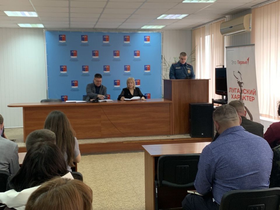 Альберт Зинченко: Сегодня совместно с председателем Совета Станично-Луганского МО Татьяной Пономаревой провели аппаратное совещание с руководителями структурных подразделений, учреждений и предприятий округа Альберт Зинченко: Сегодня совместно с председателем Совета Станично-Луганского МО Татьяной Пономаревой провели аппаратное совещание с руководителями структурных подразделений, учреждений и предприятий округа
