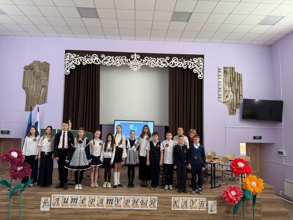 В Брянковской средней школе № 9 торжественно открыли «Литературный клуб», организованный воспитательным штабом школы совместно с учителямифилологами и обучающимися В Брянковской средней школе № 9 торжественно открыли «Литературный клуб», организованный воспитательным штабом школы совместно с учителямифилологами и обучающимися