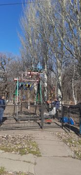 В парке культуры и отдыха им. Героев продолжается одна из самых трудоёмких работ - сбор листвы, сухих ветвей, мусора