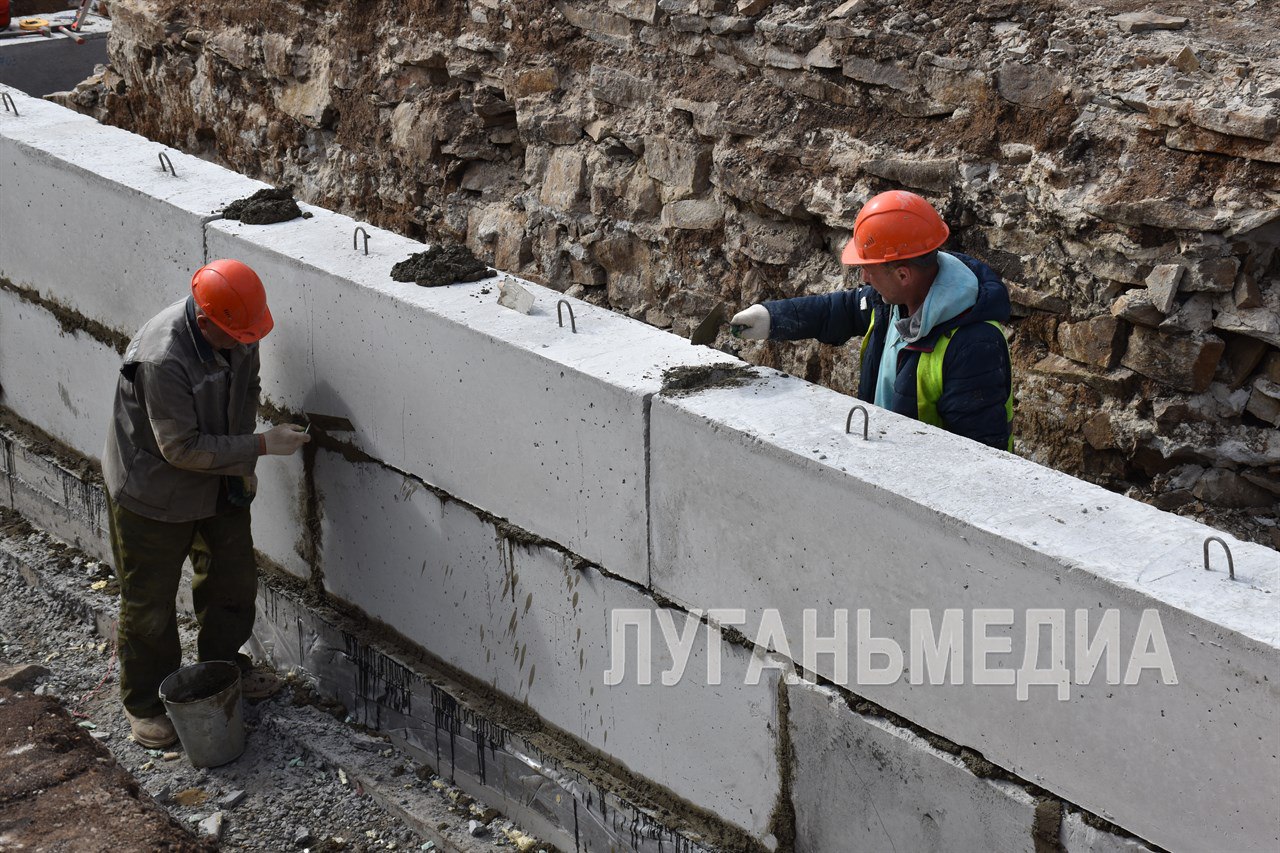 В Красном Луче проводят масштабную реконструкцию физкультурного комплекса для детей В Красном Луче проводят масштабную реконструкцию физкультурного комплекса для детей