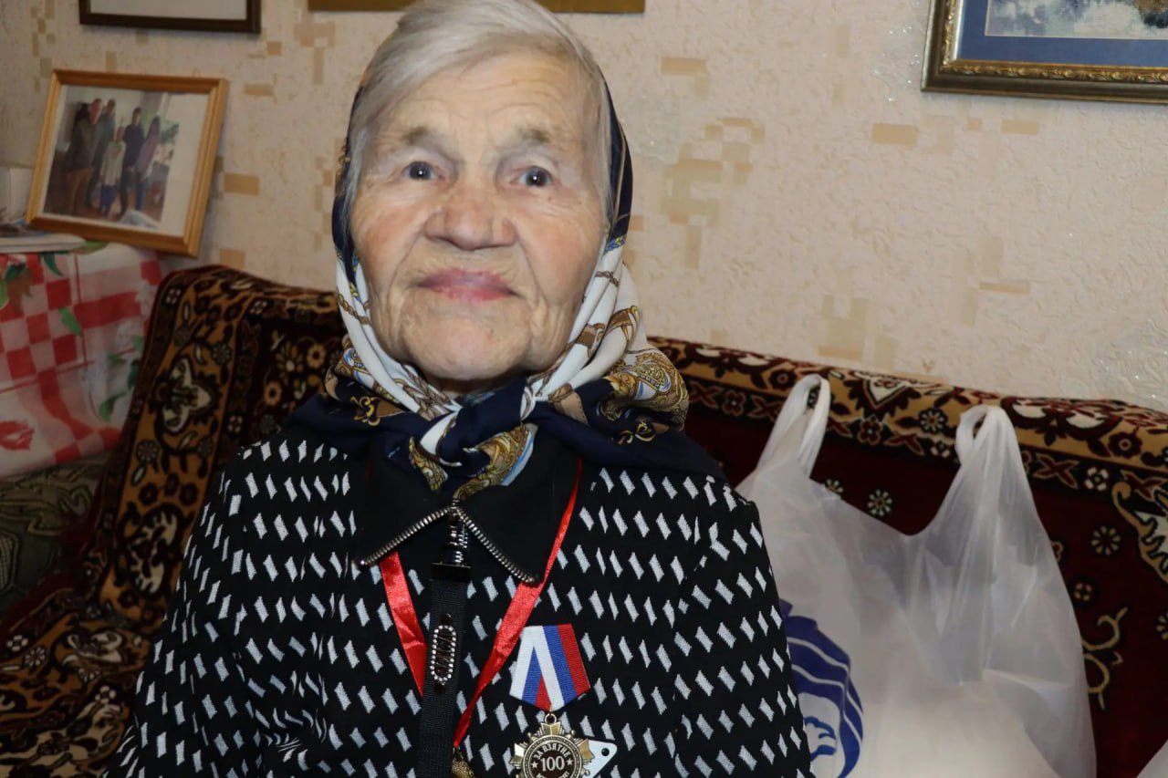Единороссы Северодонецка поздравили ветерана Евдокию Романовну Вихрову со 100-летним юбилеем Единороссы Северодонецка поздравили ветерана Евдокию Романовну Вихрову со 100-летним юбилеем