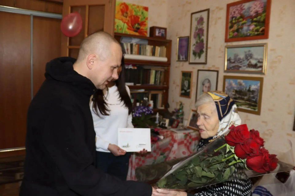 Единороссы Северодонецка поздравили ветерана Евдокию Романовну Вихрову со 100-летним юбилеем Единороссы Северодонецка поздравили ветерана Евдокию Романовну Вихрову со 100-летним юбилеем