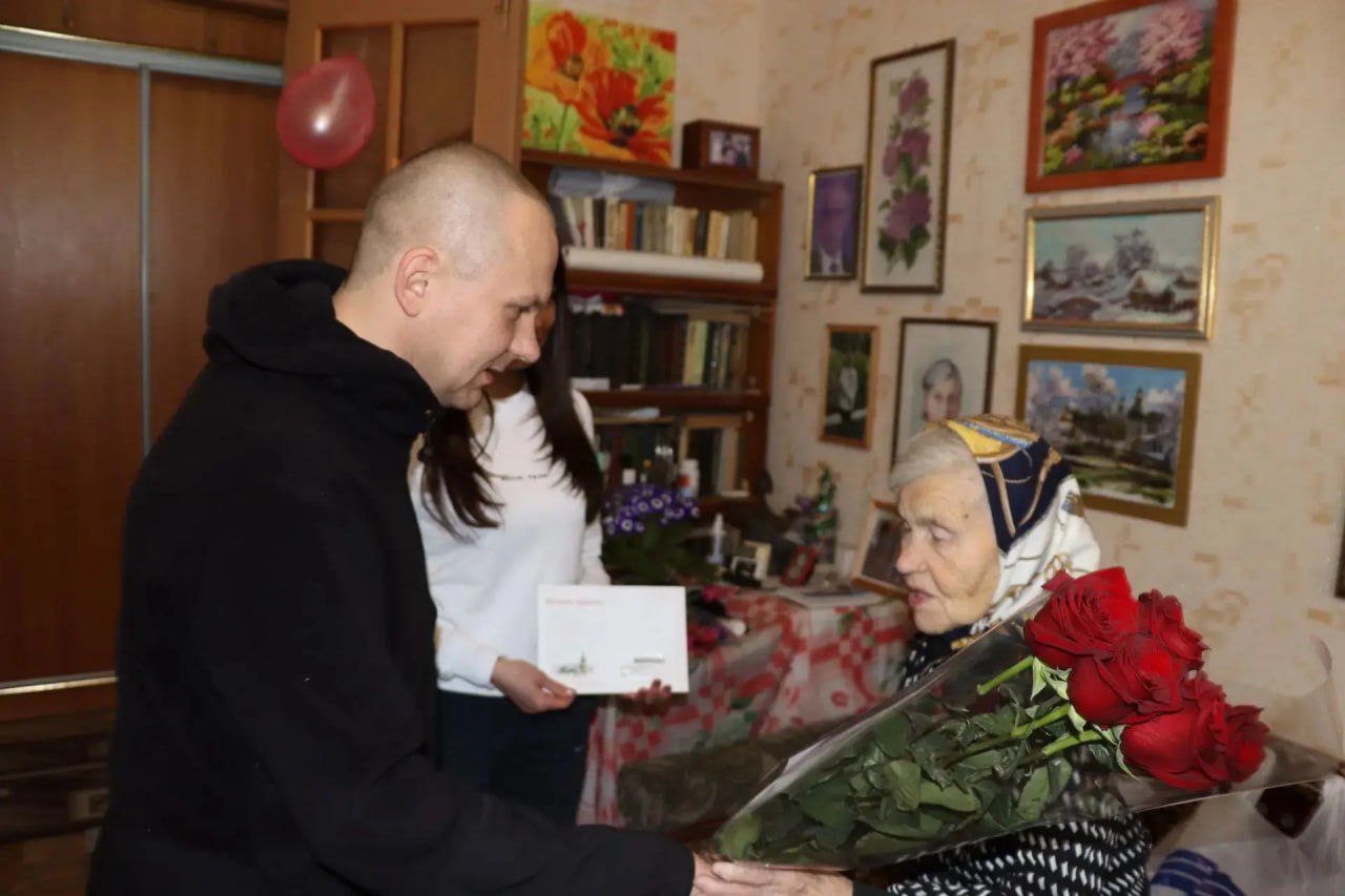 Единороссы Северодонецка поздравили ветерана Евдокию Романовну Вихрову со 100-летним юбилеем Единороссы Северодонецка поздравили ветерана Евдокию Романовну Вихрову со 100-летним юбилеем