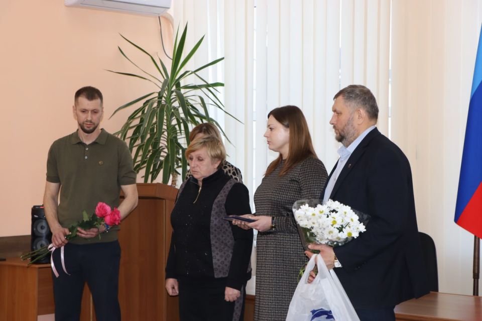 В Администрации Лутугинского округа прошло вручение памятных медалей «Мать солдата» В Администрации Лутугинского округа прошло вручение памятных медалей «Мать солдата»