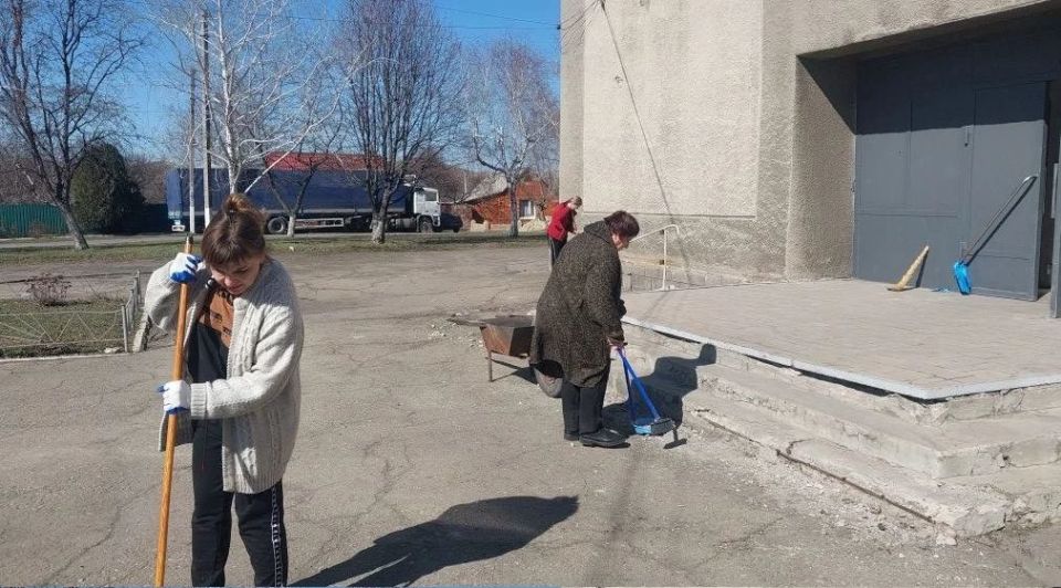 С установлением благоприятных погодных условий, сотрудниками отдела жизнеобеспечения г.Вахрушево, г.Миусинск, пгт.Хрустальное были проведены субботники на подведомственных территориях С установлением благоприятных погодных условий, сотрудниками отдела жизнеобеспечения г.Вахрушево, г.Миусинск, пгт.Хрустальное были проведены субботники на подведомственных территориях