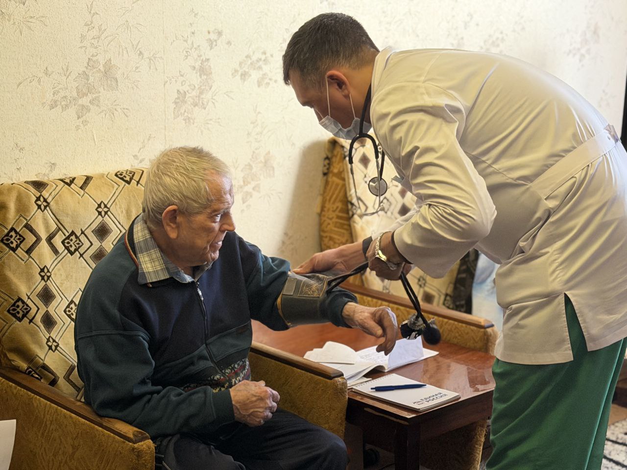 При поддержке Единой России пермские врачи проводят медосмотр ветеранов на дому При поддержке Единой России пермские врачи проводят медосмотр ветеранов на дому