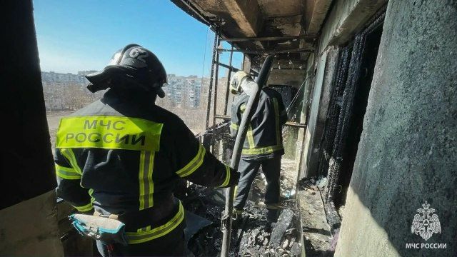 Спасатели МЧС России ликвидировали крупный пожар в многоэтажке города Рубежное Спасатели МЧС России ликвидировали крупный пожар в многоэтажке города Рубежное