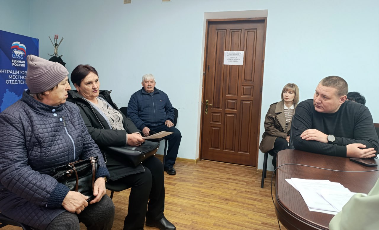 Глава Антрацитовского муниципального округа, Секретарь местного отделения партии «Единая Россия» Сергей Саенко провёл очередной еженедельный приём граждан