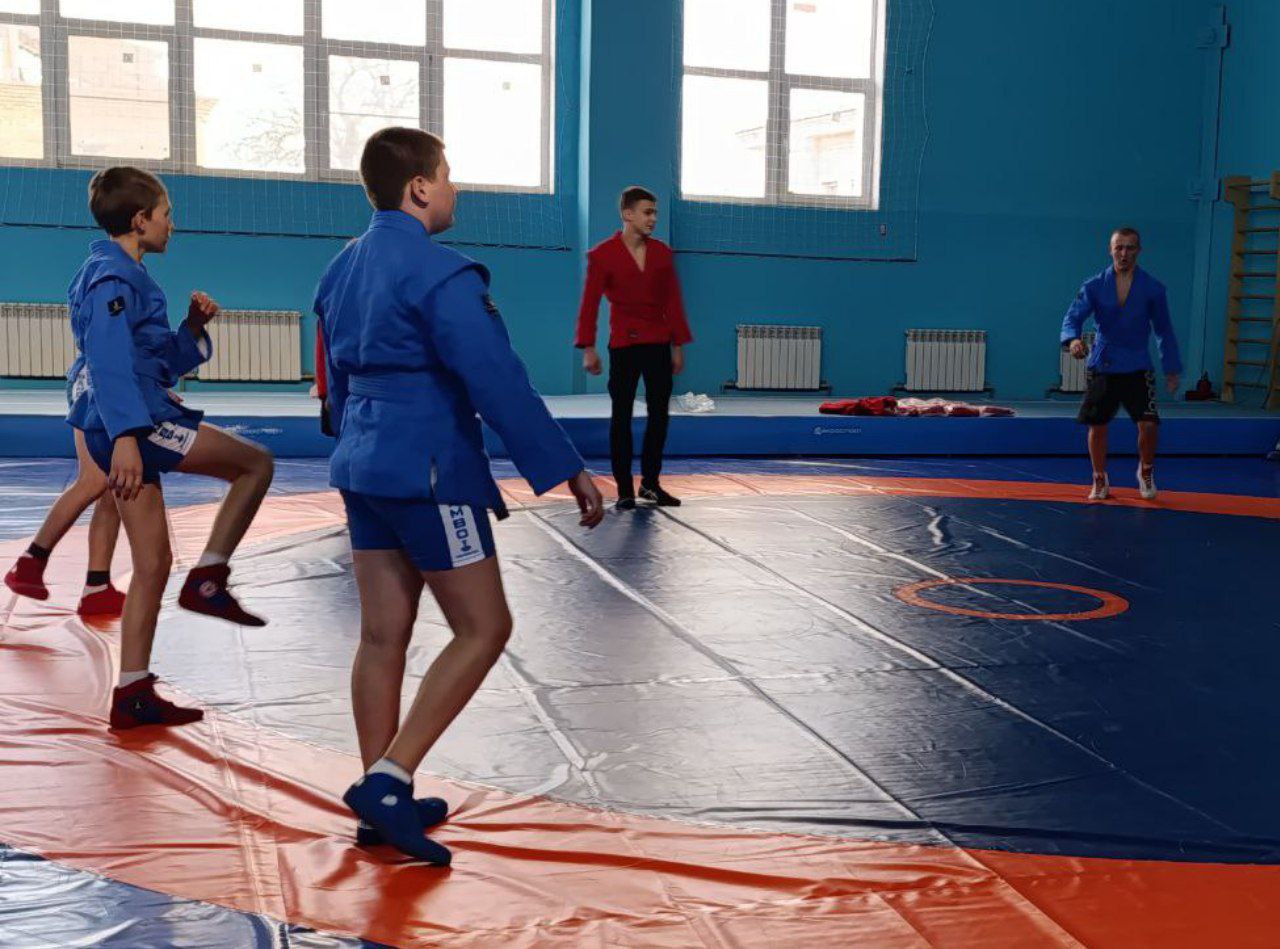 Открытая тренировка по самбо для молодежи — энергия, сила и спорт Открытая тренировка по самбо для молодежи — энергия, сила и спорт