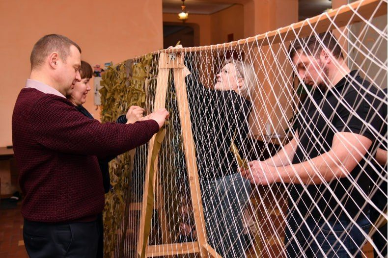 Единство тыла и фронта: сотрудники управления и шефы из Красноярского края вместе плетут маскировочные сети для бойцов Единство тыла и фронта: сотрудники управления и шефы из Красноярского края вместе плетут маскировочные сети для бойцов