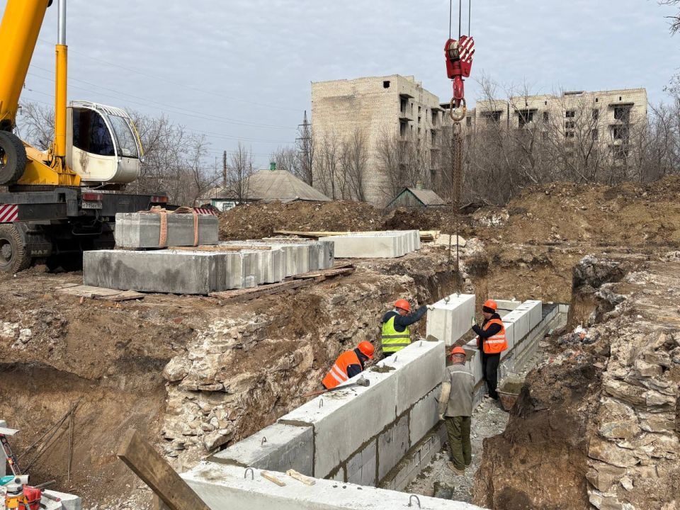 В Красном Луче восстанавливают инфраструктуру по народной программе В Красном Луче восстанавливают инфраструктуру по народной программе
