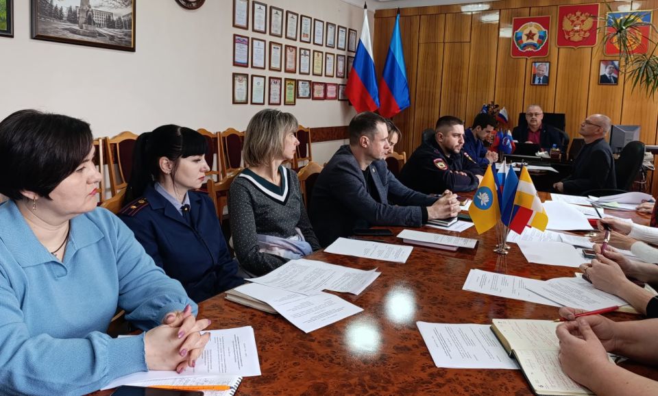 Под председательством главы Антрацитовского муниципального округа Сергея Саенко состоялось очередное заседание межведомственной комиссии по профилактике правонарушений, призванное выработать действенные меры по укреплению... Под председательством главы Антрацитовского муниципального округа Сергея Саенко состоялось очередное заседание межведомственной комиссии по профилактике правонарушений, призванное выработать действенные меры по укреплению...