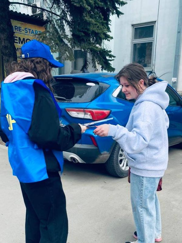 Молодёжная организация ЛДПР ЛНР совместно с депутатом Совета городского округа города Луганска от ЛДПР Мартином Захаряном провела очередную акцию – раздачу партийных газет Молодёжная организация ЛДПР ЛНР совместно с депутатом Совета городского округа города Луганска от ЛДПР Мартином Захаряном провела очередную акцию – раздачу партийных газет