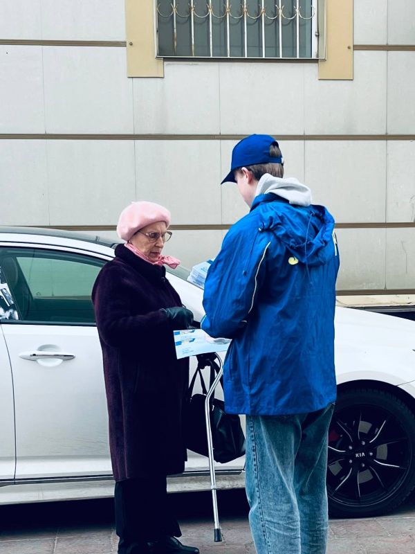 Молодёжная организация ЛДПР ЛНР совместно с депутатом Совета городского округа города Луганска от ЛДПР Мартином Захаряном провела очередную акцию – раздачу партийных газет Молодёжная организация ЛДПР ЛНР совместно с депутатом Совета городского округа города Луганска от ЛДПР Мартином Захаряном провела очередную акцию – раздачу партийных газет