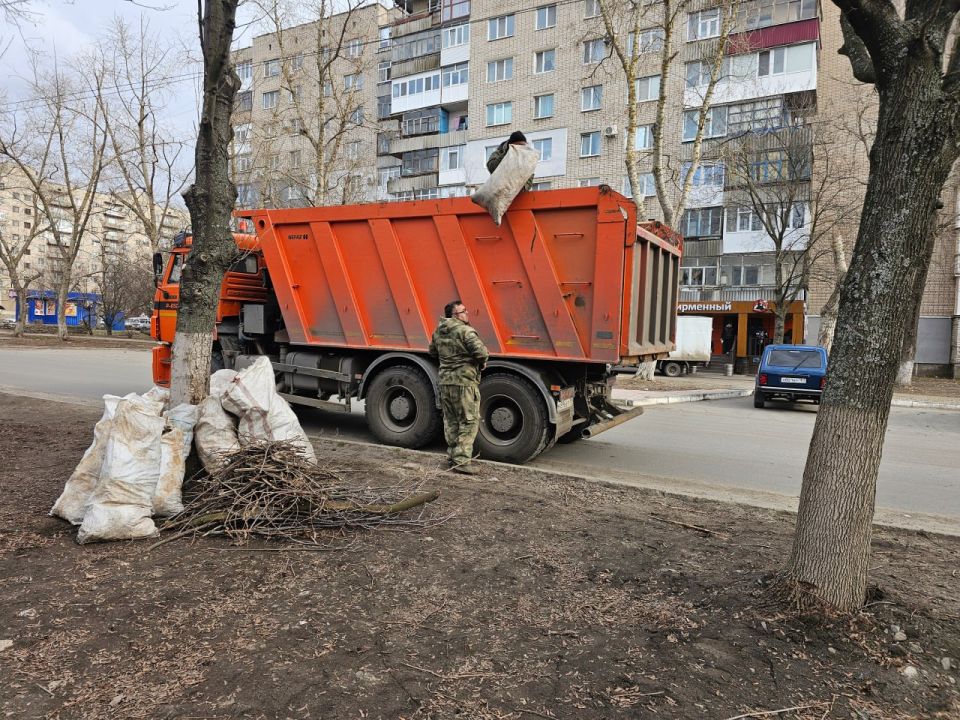 Весна в Ровеньках – время чистоты! Город активно преображается после зимы благодаря неустанному труду коммунальных служб Весна в Ровеньках – время чистоты! Город активно преображается после зимы благодаря неустанному труду коммунальных служб