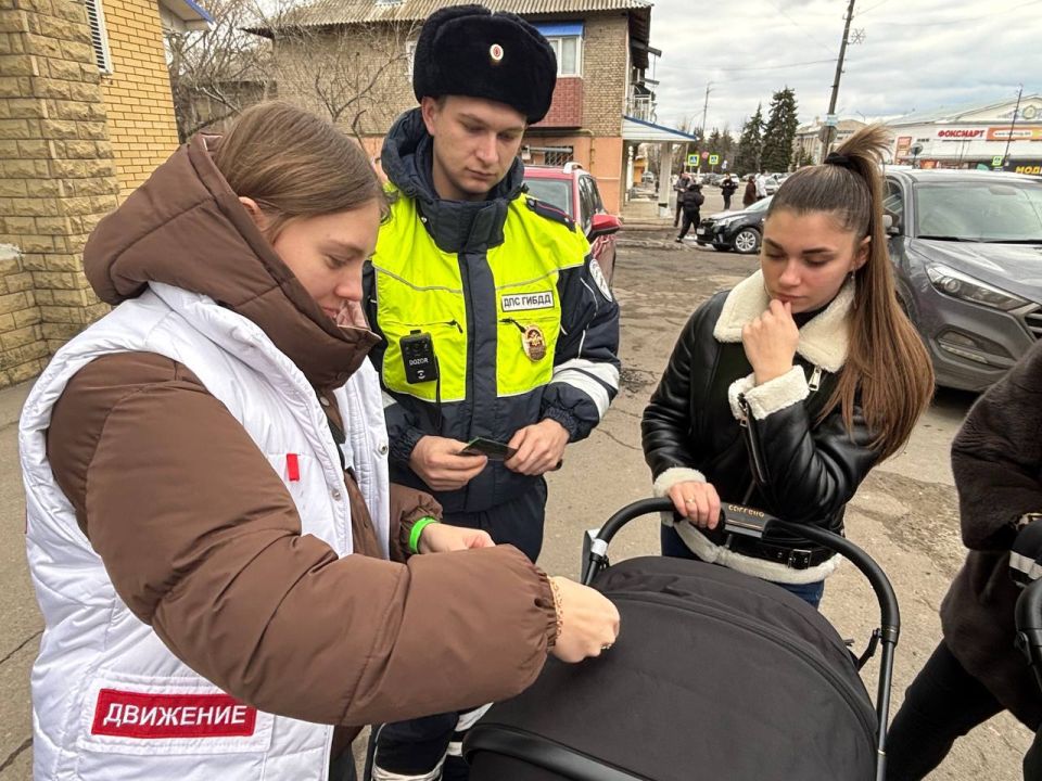 В Ровеньках прошла важная акция «Засветись» по раздаче светоотражающих элементов жителям города В Ровеньках прошла важная акция «Засветись» по раздаче светоотражающих элементов жителям города