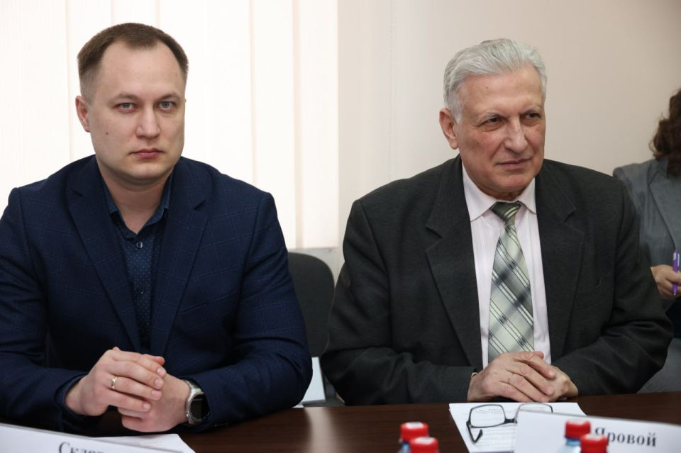 Развитие национальных культур Луганщины стало главной темой совещания в Народном Совете ЛНР Развитие национальных культур Луганщины стало главной темой совещания в Народном Совете ЛНР
