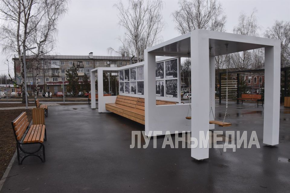 В центре Брянки появился новый арт-объект – уличная выставка «Театральная площадь» В центре Брянки появился новый арт-объект – уличная выставка «Театральная площадь»