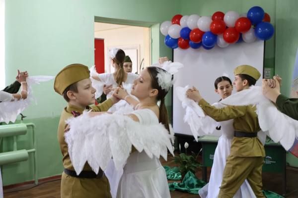 Сотрудники СК открыли «Парту героя» в Роскошнянском учебно-воспитательном комплексе Сотрудники СК открыли «Парту героя» в Роскошнянском учебно-воспитательном комплексе