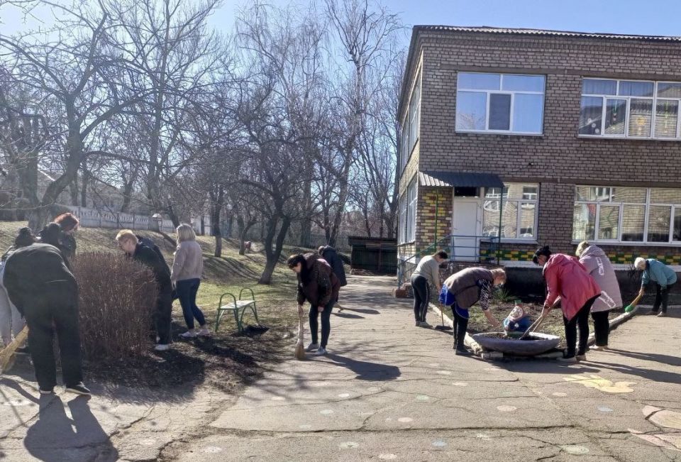 Продолжаем субботники!. Коллективы всех образовательных учреждений города Продолжаем субботники!. Коллективы всех образовательных учреждений города