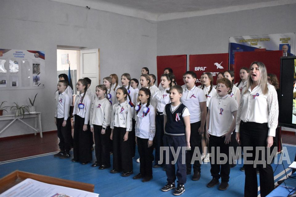 В Брянке вручили благодарственные письма школьникам - участникам форума «Верим в Донбасс» В Брянке вручили благодарственные письма школьникам - участникам форума «Верим в Донбасс»