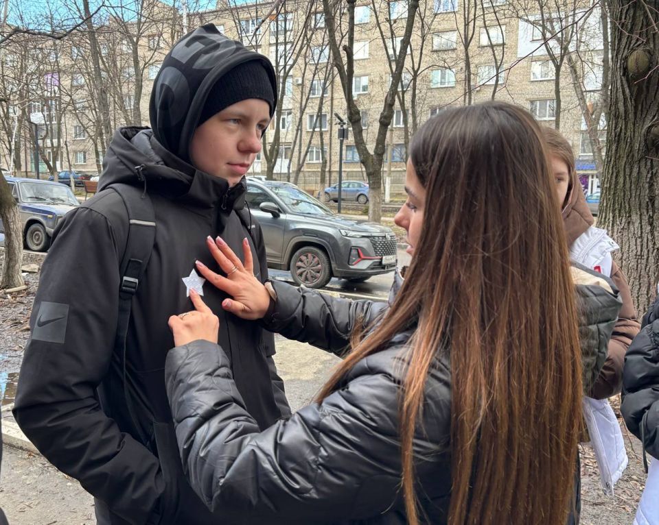 В Ровеньках прошла важная акция «Засветись» по раздаче светоотражающих элементов жителям города В Ровеньках прошла важная акция «Засветись» по раздаче светоотражающих элементов жителям города