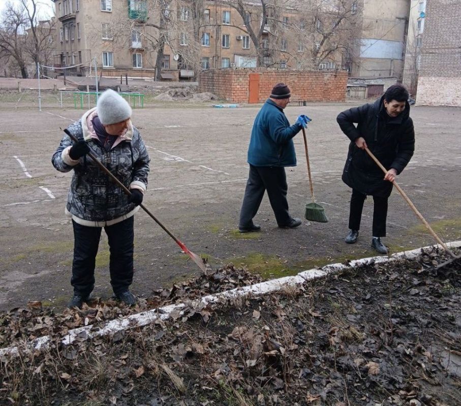 Продолжаем субботники!. Коллективы всех образовательных учреждений города Продолжаем субботники!. Коллективы всех образовательных учреждений города