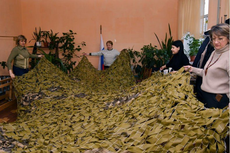 Единство тыла и фронта: сотрудники управления и шефы из Красноярского края вместе плетут маскировочные сети для бойцов Единство тыла и фронта: сотрудники управления и шефы из Красноярского края вместе плетут маскировочные сети для бойцов