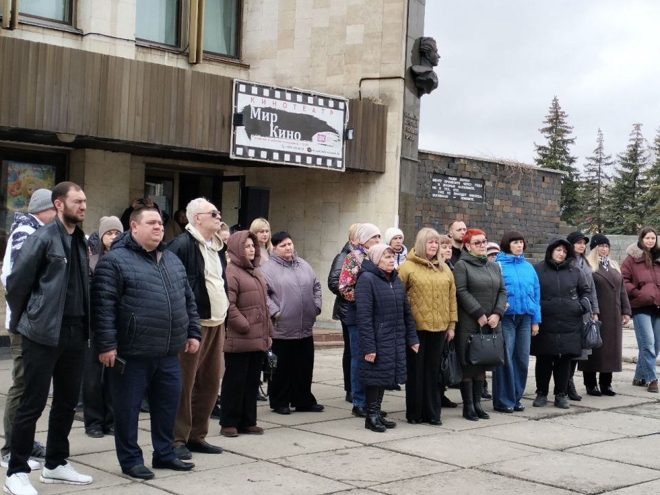 Сегодня в городе Ровеньки состоялось открытие уличной выставки «Театральная площадь» Сегодня в городе Ровеньки состоялось открытие уличной выставки «Театральная площадь»