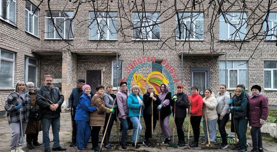 Продолжаем субботники!. Коллективы всех образовательных учреждений города Продолжаем субботники!. Коллективы всех образовательных учреждений города