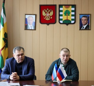 Евгений Шаталин: Совместно с первым заместителем Игорем Шмидтом провёл совещание с руководителями структурных подразделений администрации города Рубежное