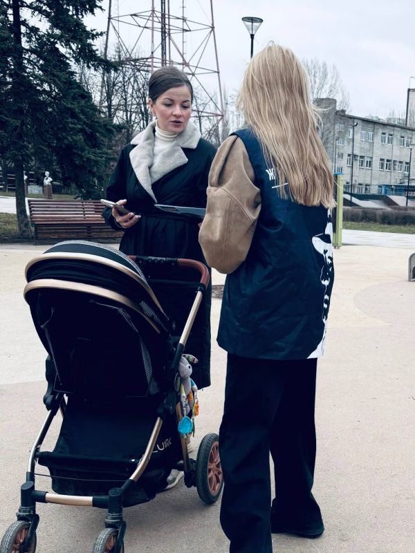 Молодёжная организация ЛДПР ЛНР совместно с депутатом Совета городского округа города Луганска от ЛДПР Мартином Захаряном провела очередную акцию – раздачу партийных газет Молодёжная организация ЛДПР ЛНР совместно с депутатом Совета городского округа города Луганска от ЛДПР Мартином Захаряном провела очередную акцию – раздачу партийных газет