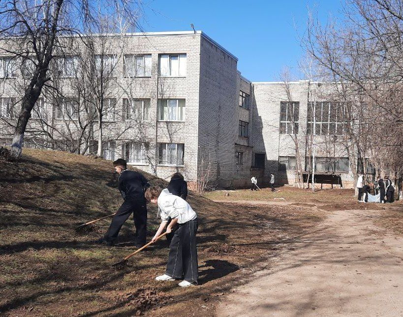 Продолжаем субботники!. Коллективы всех образовательных учреждений города Продолжаем субботники!. Коллективы всех образовательных учреждений города