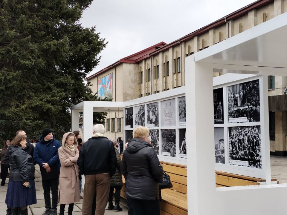 Сегодня в городе Ровеньки состоялось открытие уличной выставки «Театральная площадь» Сегодня в городе Ровеньки состоялось открытие уличной выставки «Театральная площадь»