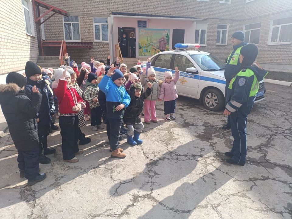 В гостях у дошколят: сотрудники Госавтоинспекции провели уроки безопасности в рамках акции «Весенние каникулы!» В гостях у дошколят: сотрудники Госавтоинспекции провели уроки безопасности в рамках акции «Весенние каникулы!»