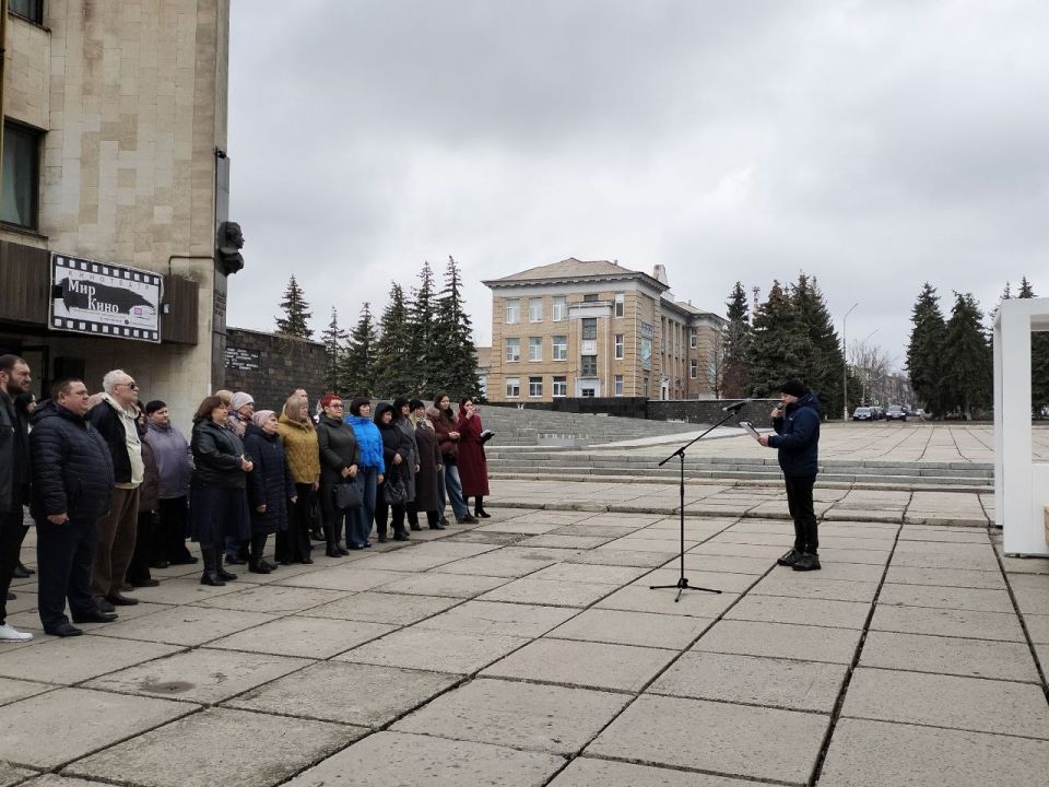 Сегодня в городе Ровеньки состоялось открытие уличной выставки «Театральная площадь» Сегодня в городе Ровеньки состоялось открытие уличной выставки «Театральная площадь»