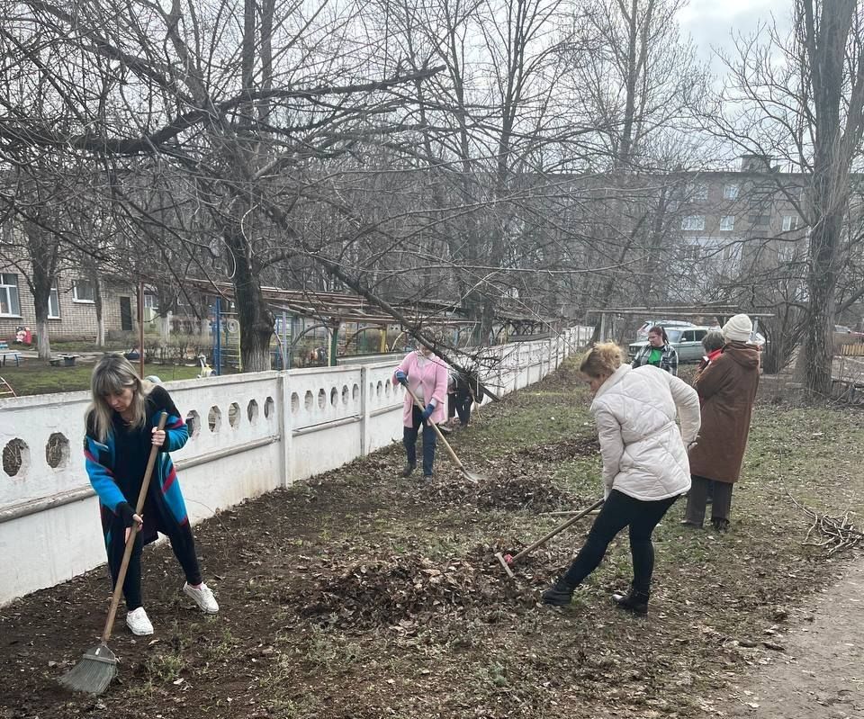 Продолжаем субботники!. Коллективы всех образовательных учреждений города Продолжаем субботники!. Коллективы всех образовательных учреждений города