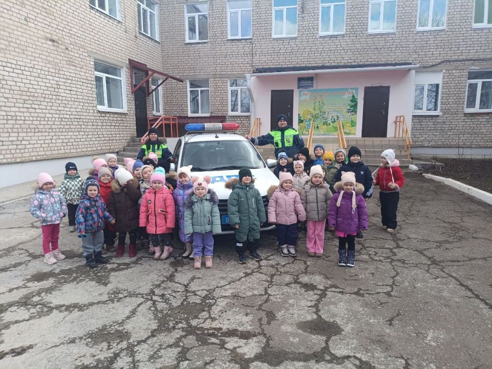 В гостях у дошколят: сотрудники Госавтоинспекции провели уроки безопасности в рамках акции «Весенние каникулы!» В гостях у дошколят: сотрудники Госавтоинспекции провели уроки безопасности в рамках акции «Весенние каникулы!»