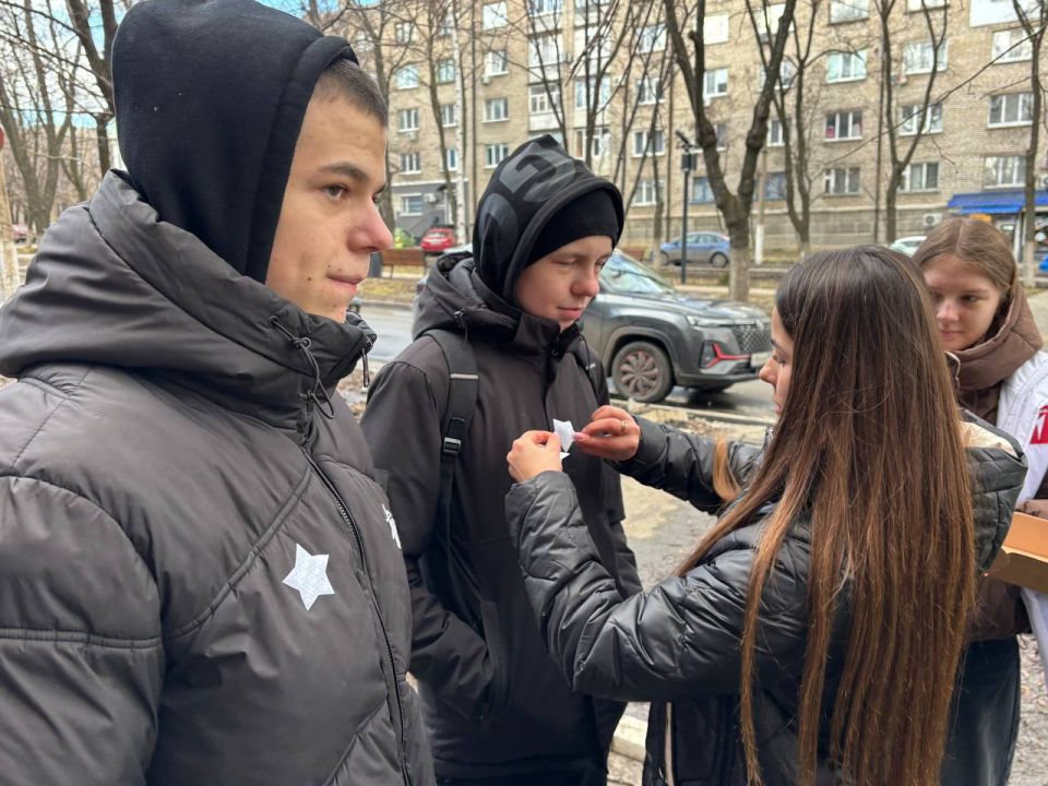 В Ровеньках прошла важная акция «Засветись» по раздаче светоотражающих элементов жителям города В Ровеньках прошла важная акция «Засветись» по раздаче светоотражающих элементов жителям города